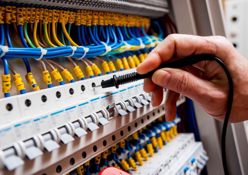Técnico realizando trabajo profesional de mantenimiento